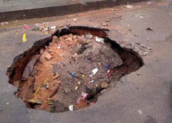 O brilho das festas esconde o abandono das ruas.