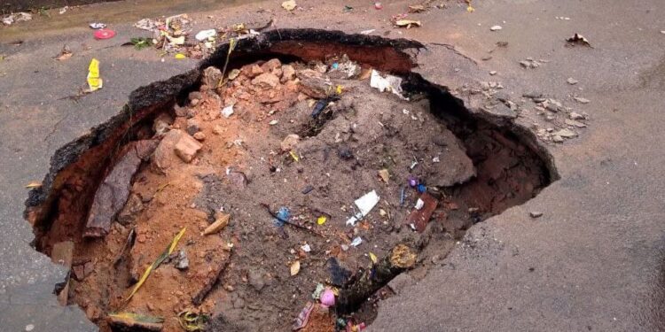 O brilho das festas esconde o abandono das ruas.
